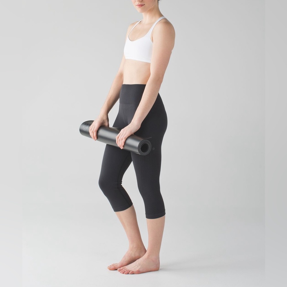 Sz 4 Lululemon Flow and Go black cropped tight leggings compression
